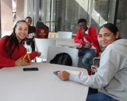 currents students around table with 十大彩票平台 supplies